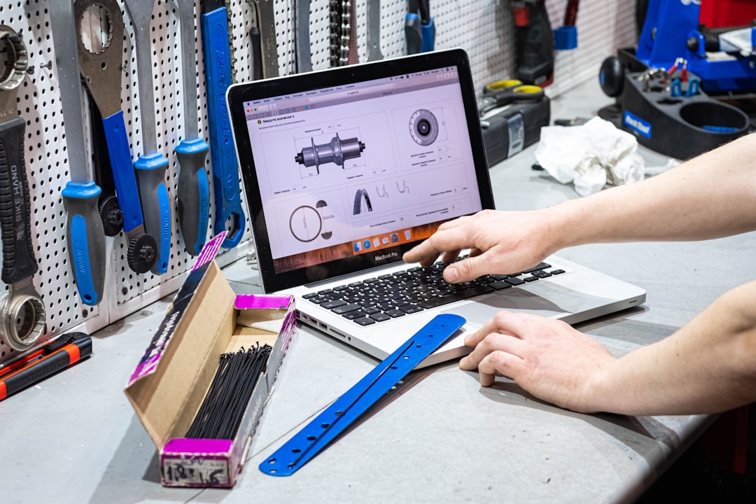 kleine bedrijf eigenaar werkt met AI tools op laptop