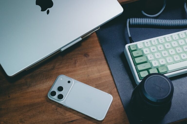 Creatieve werkruimte met laptop en AI-tools voor content productie