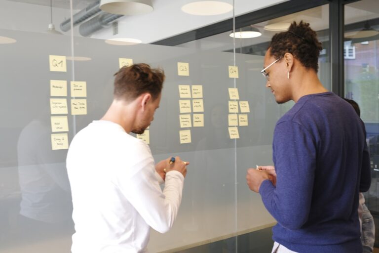 Team plant AI-implementatie met whiteboard en roadmap