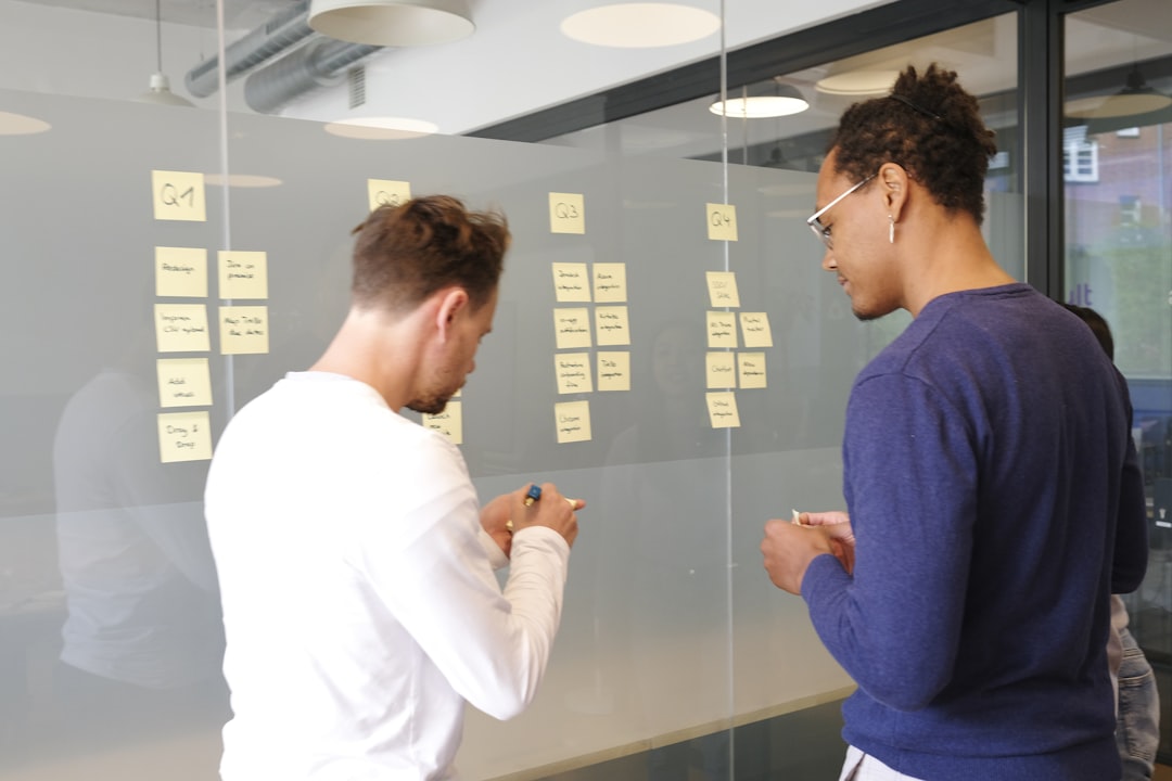 Team plant AI-implementatie met whiteboard en roadmap